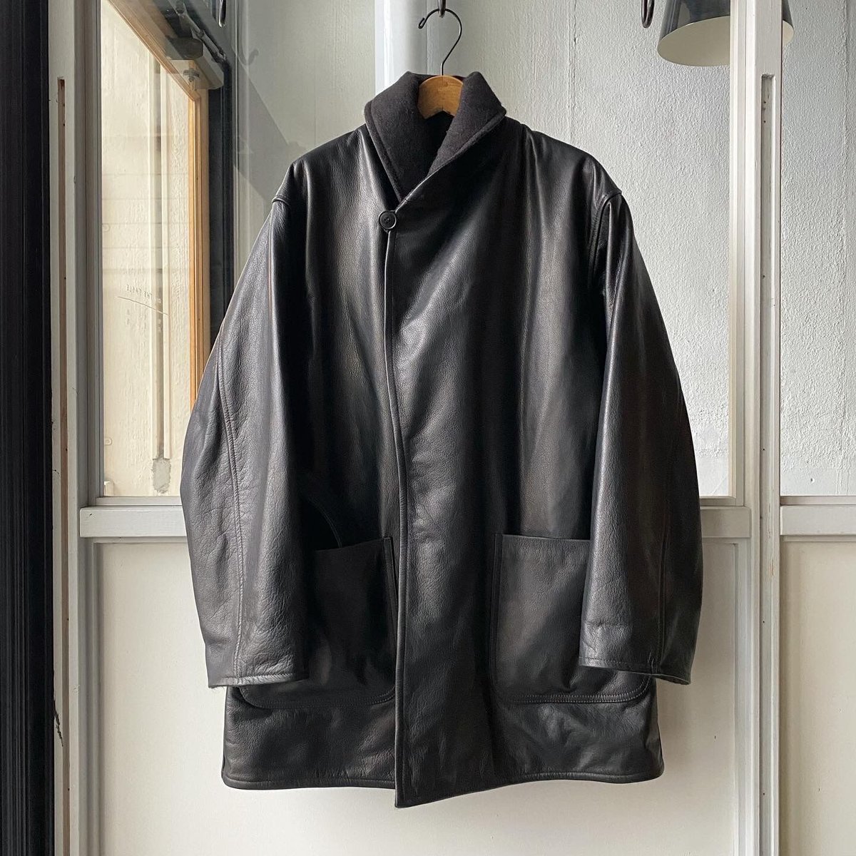 COMOLI レザーショールカラーコート | Less Higashikawa COMOLI レザーショールカラーコート | Less Higashikawa