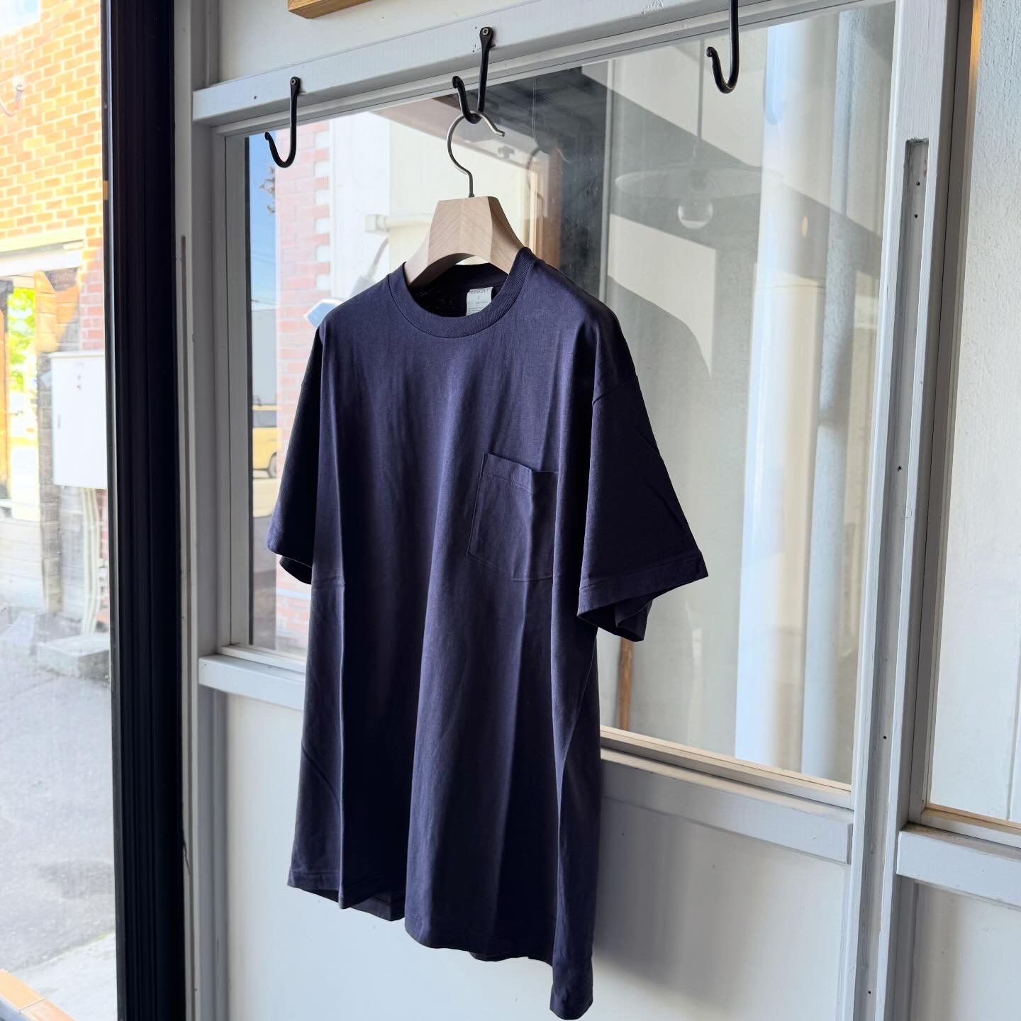 COMOLI サープラス Tシャツ | Less Higashikawa