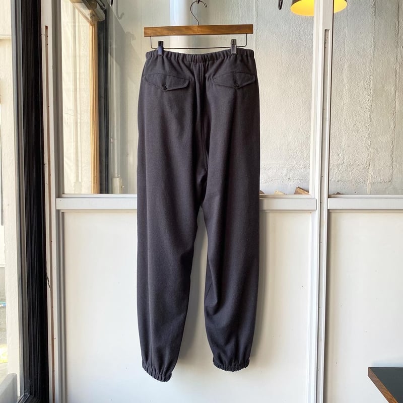 COMOLI ウールビエラ ドローストリングパンツ | Less Higashikawa
