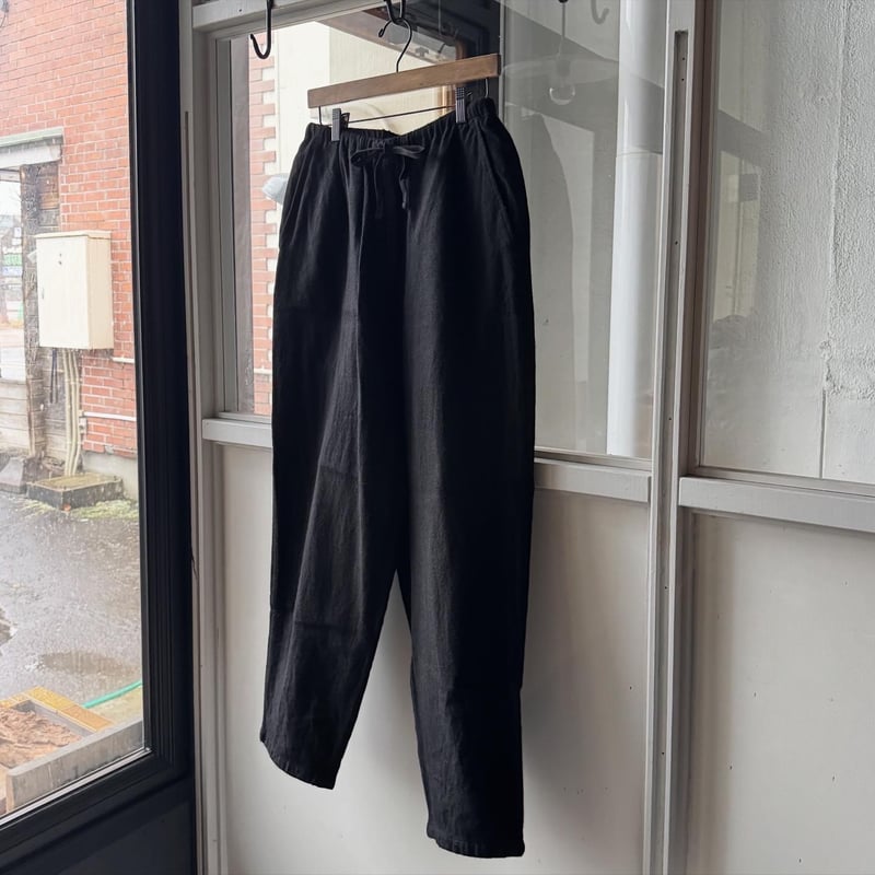 COMOLI カシミヤシルク テーパードパンツ | Less Higashikawa