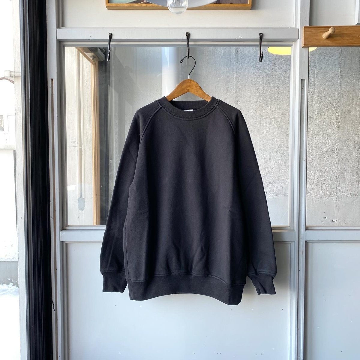 COMOLI コットン裏毛 クルーネック | Less Higashikawa COMOLI コットン裏毛 クルーネック | Less Higashikawa