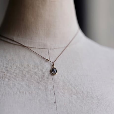 Margaret Solow 　 Enclosed XS Oval Tourmalinated Quartz Necklace 18K