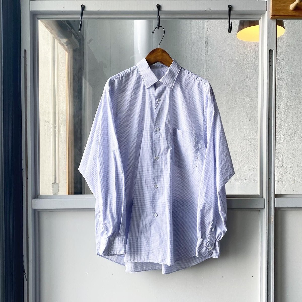 COMOLI ポプリンシャツ | Less Higashikawa
