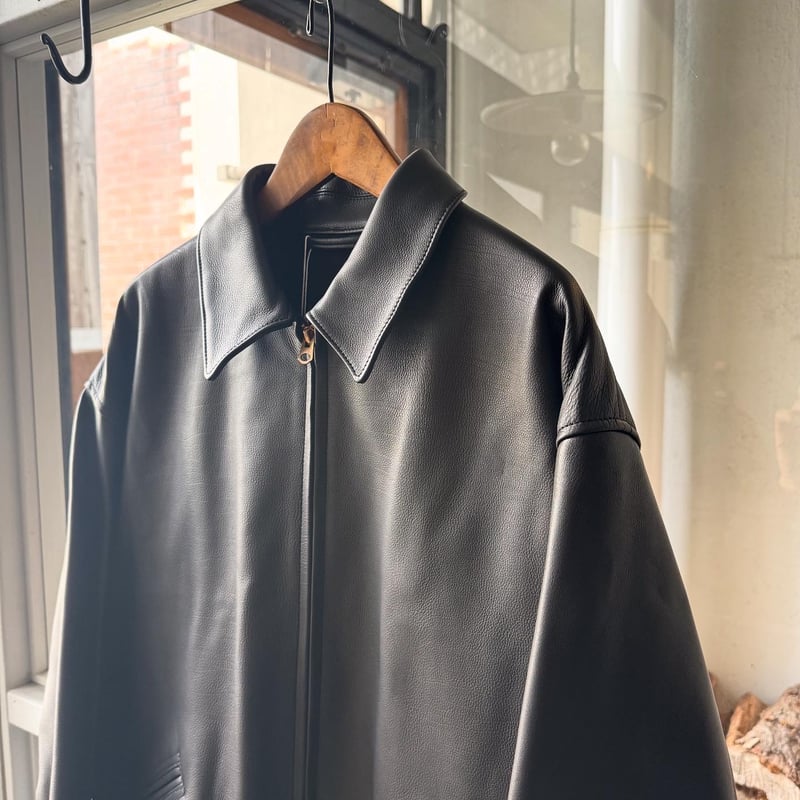 COMOLI カーフスキン ジップショートジャケット | Less Higashikawa