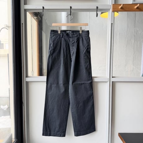 AURALEE　GARMENT-DYED FINX LIGHT CHINO ONE-TUCK WIDE PANTS