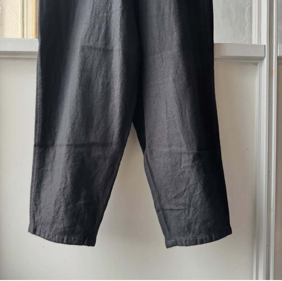 COMOLI カシミヤシルク テーパードパンツ | Less Higashikawa