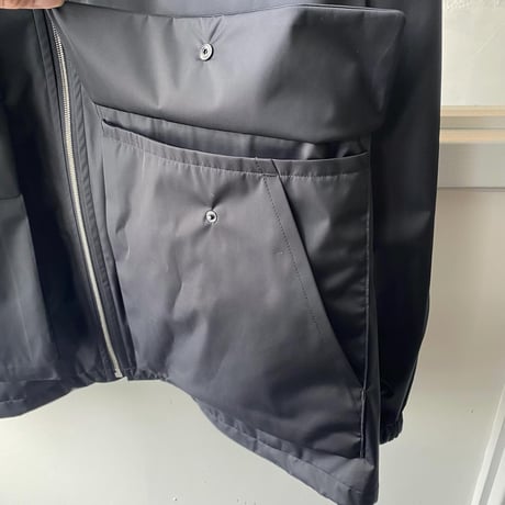 AURALEE　HARD TWIST POLYESTER SATIN LAMINATE ZIP BLOUSON