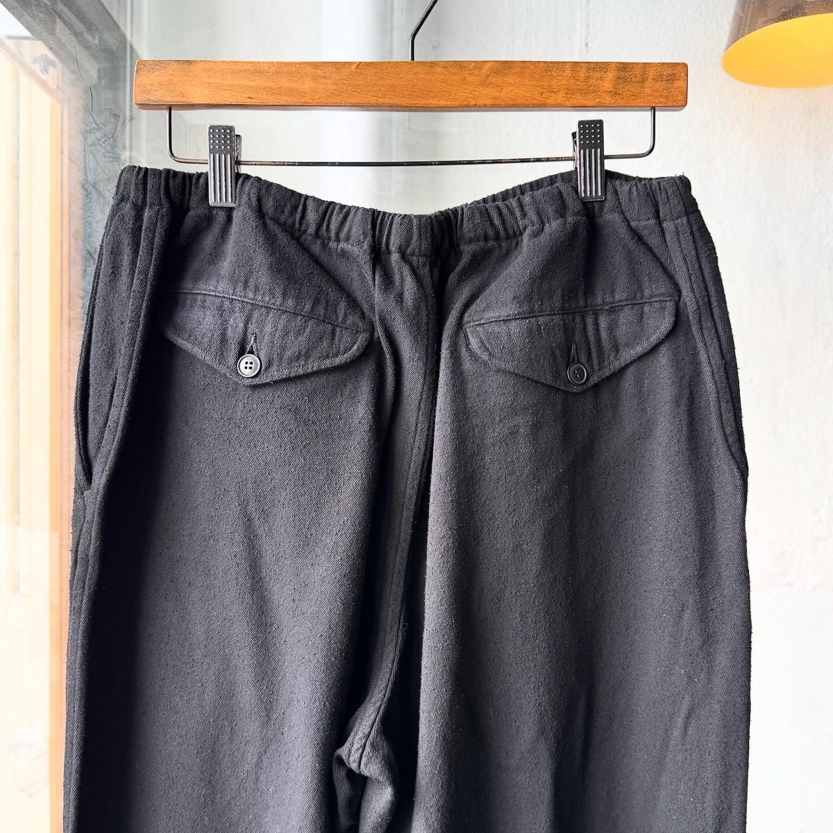 COMOLI シルクネップ ドローストリングパンツ | Less Higashikawa COMOLI シルクネップ ドローストリングパンツ | Less Higashikawa