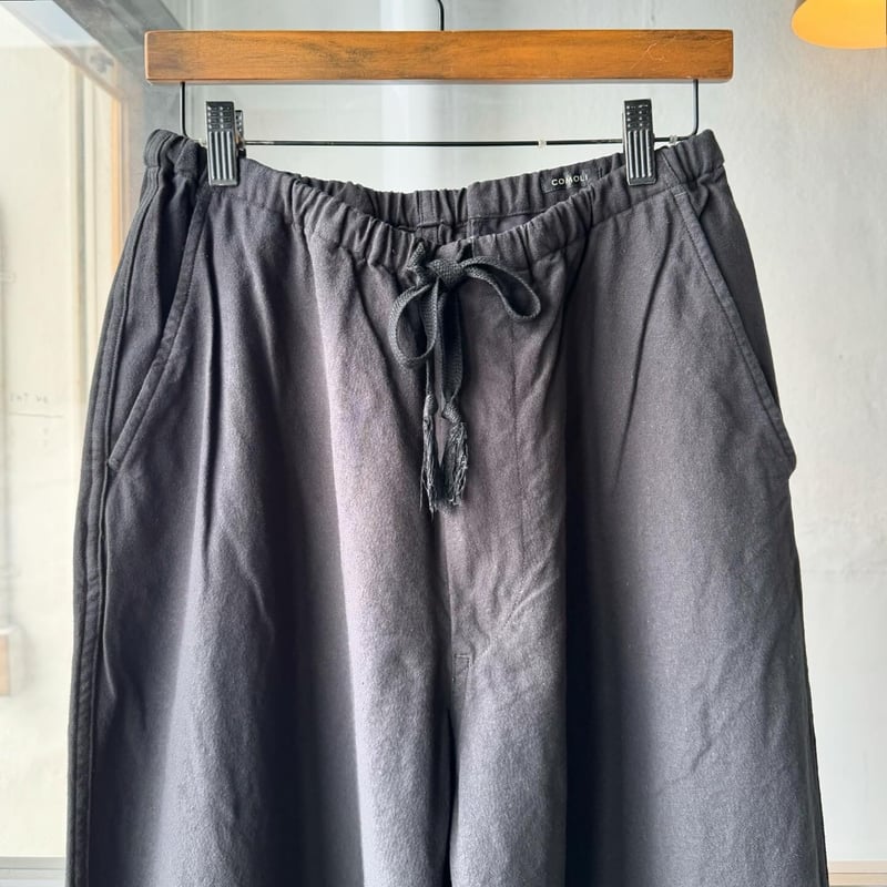 COMOLI コットンダックス テーパードパンツ | Less Higashikawa COMOLI コットンダックス テーパードパンツ | Less Higashikawa