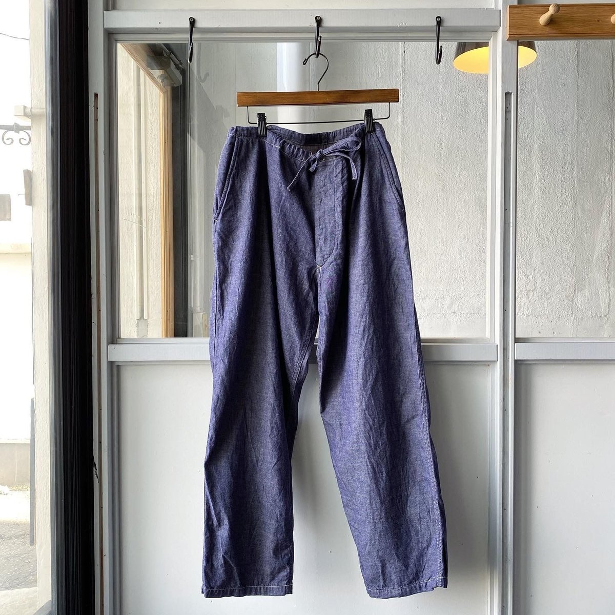 COMOLI ダンガリードローストリングパンツ | Less Higashikawa