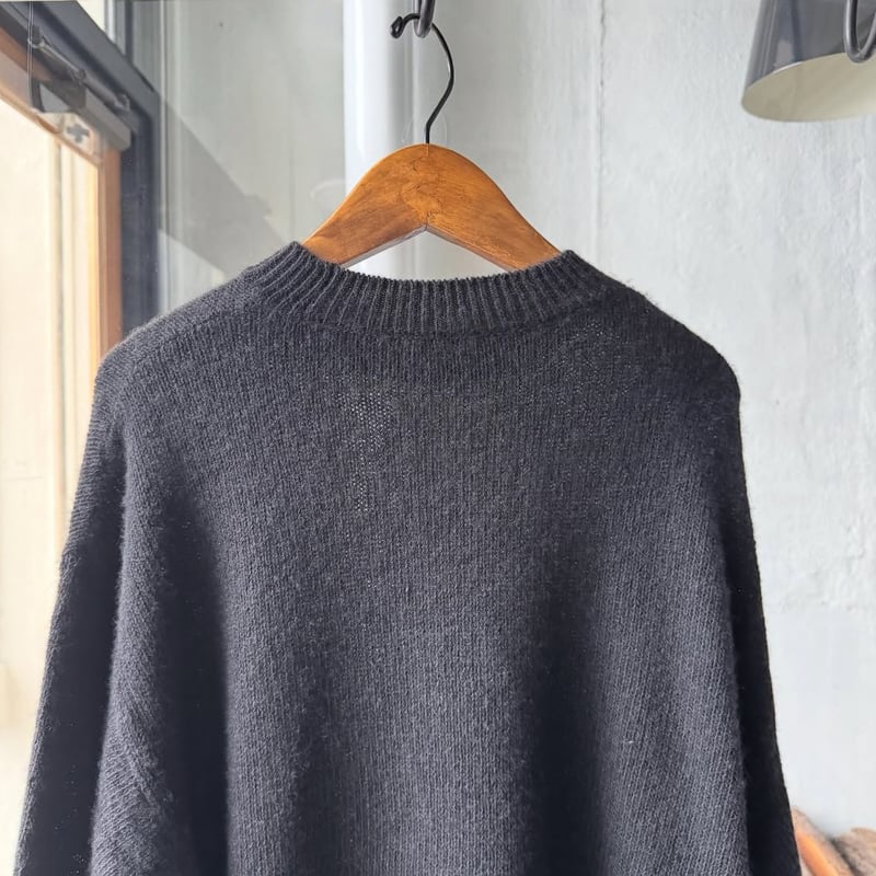 COMOLI カシミヤ製品染 クルーネックニット | Less Higashikawa