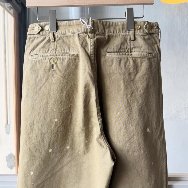 AURALEE GARMENT-DYED FINX LIGHT CHINO ONE-TUCK