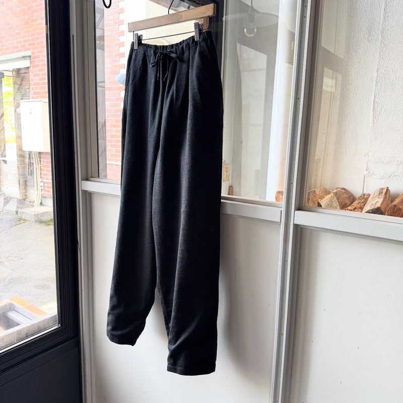 COMOLI 25AW ウールニットテーパードパンツ チャコール COMOLI(コモリ) / ウール ニット テーパードパンツ 25AW | 商品一覧