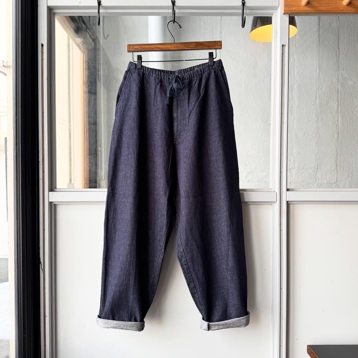 COMOLI ネイビーデニム テーパードパンツ | Less Higashikawa