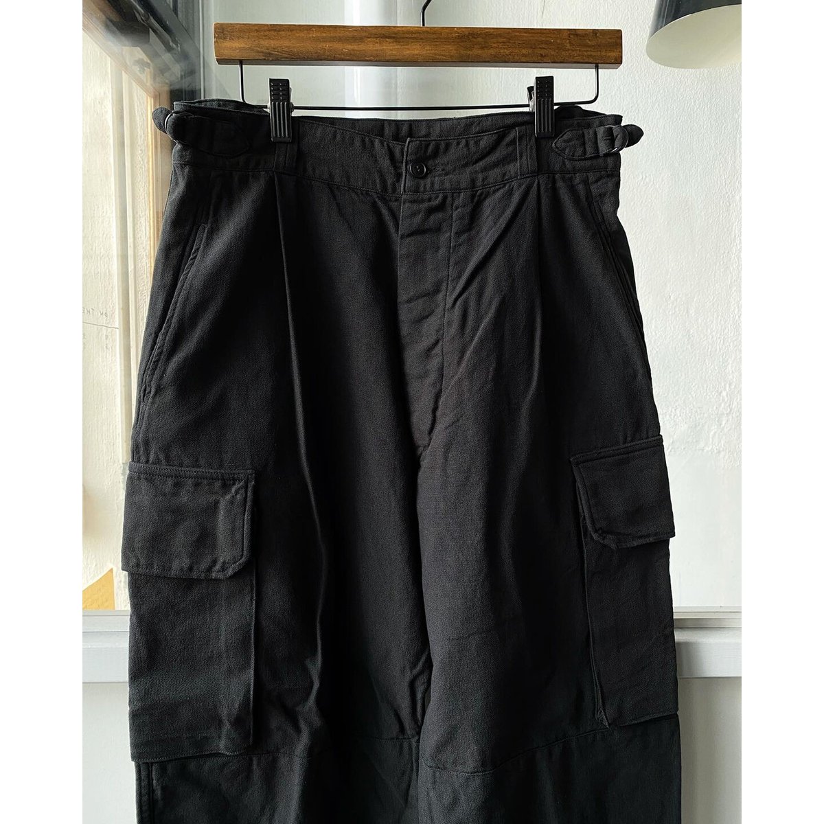 COMOLI ブラック 6ポケットパンツ | Less Higashikawa
