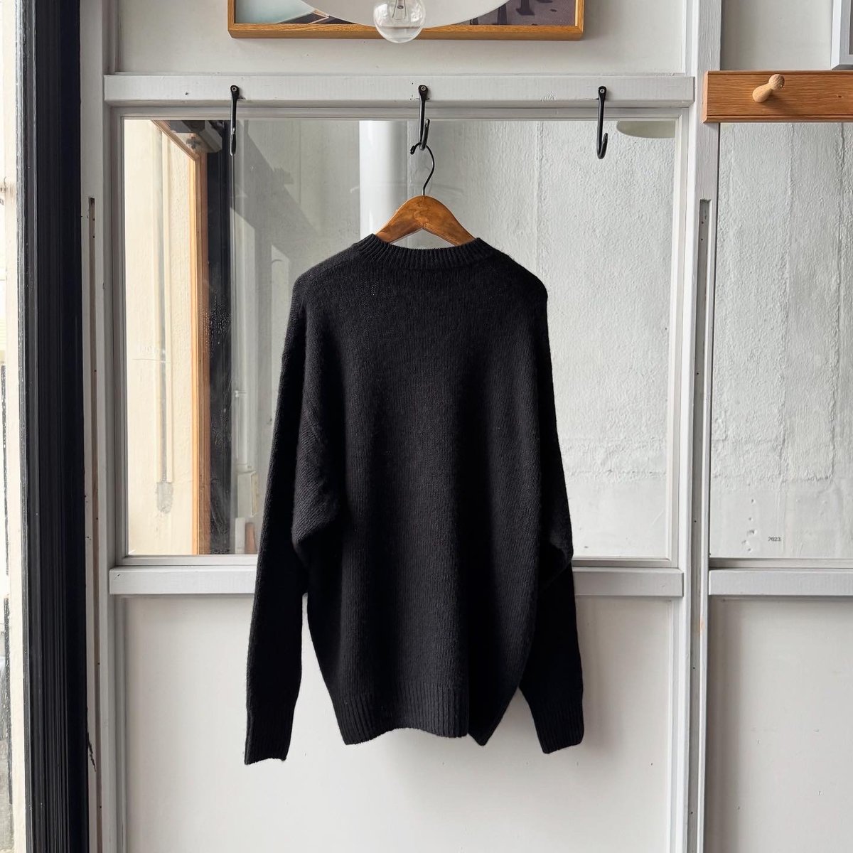 COMOLI カシミヤ製品染 クルーネックニット | Less Higashikawa