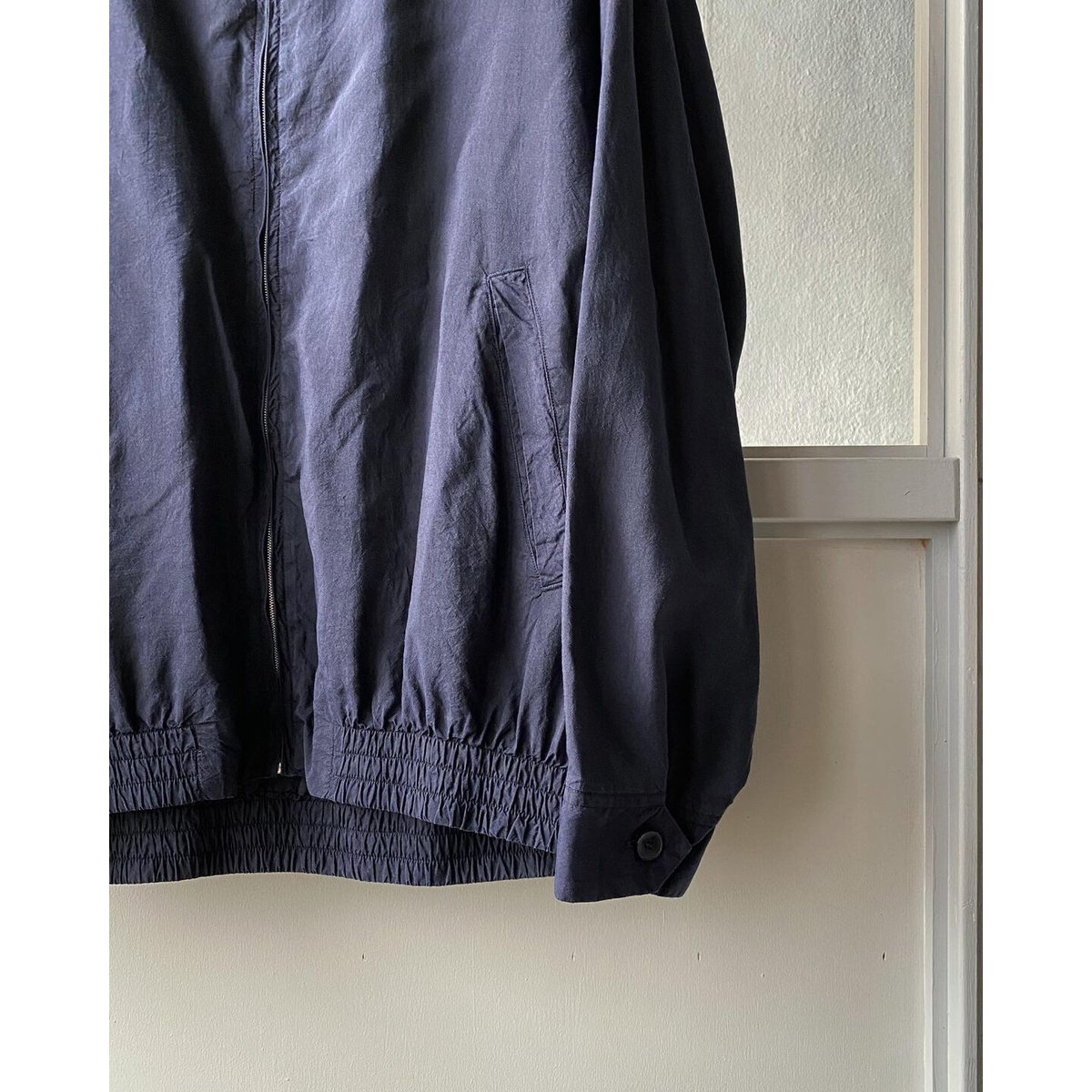 COMOLI シルク スイングトップ | Less Higashikawa COMOLI シルク スイングトップ | Less Higashikawa
