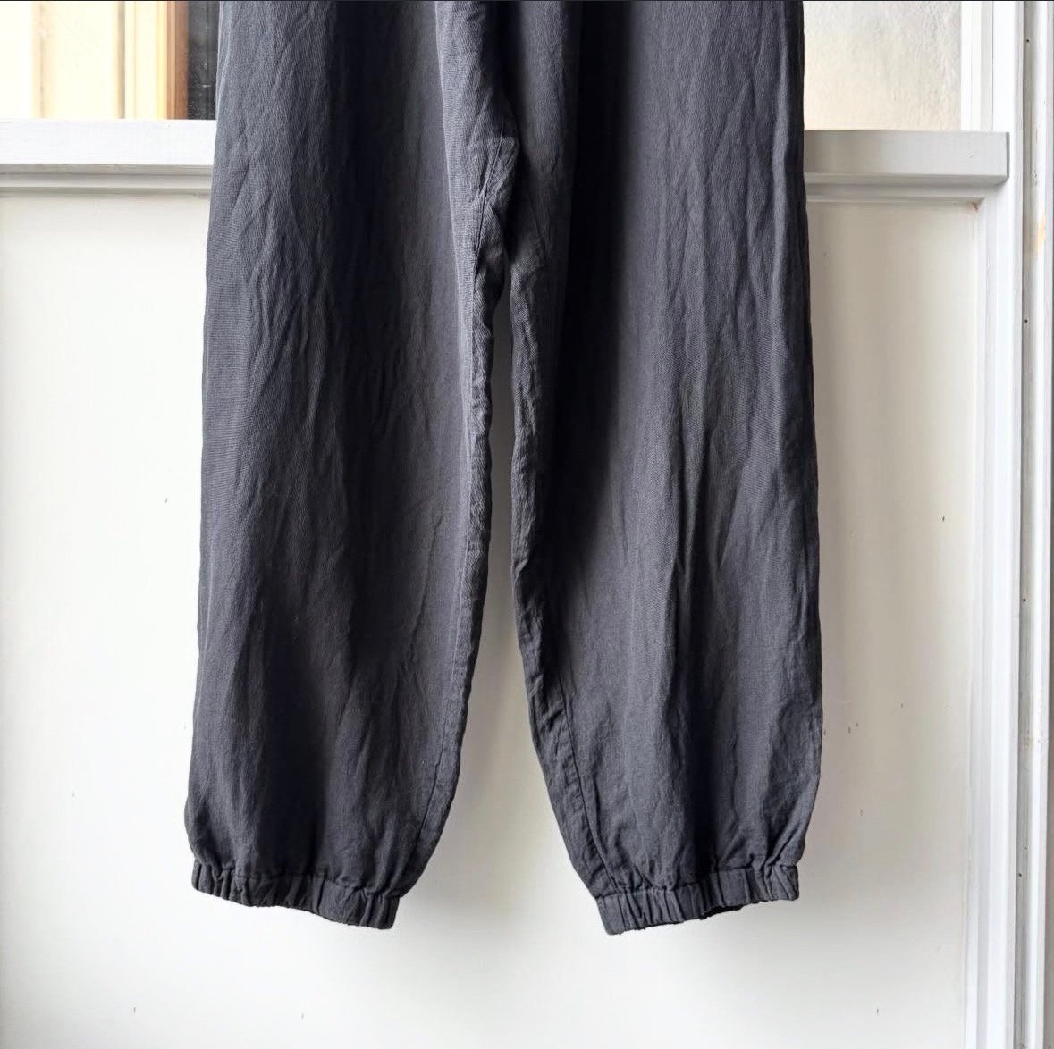 COMOLI シルクコットン ドローストリングパンツ | Less Higashikawa