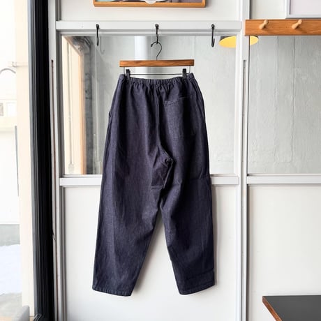 COMOLI　ネイビーデニム テーパードパンツ