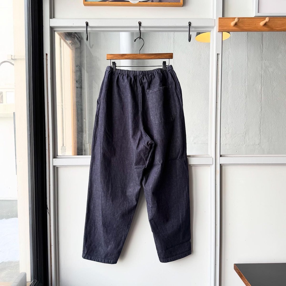 COMOLI ネイビーデニム テーパードパンツ | Less Higashikawa