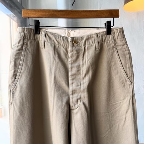 COMOLI　KHAKI チノパンツ