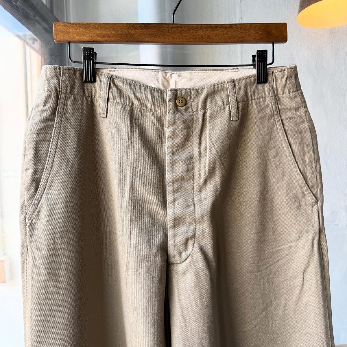 COMOLI KHAKI チノパンツ | Less Higashikawa