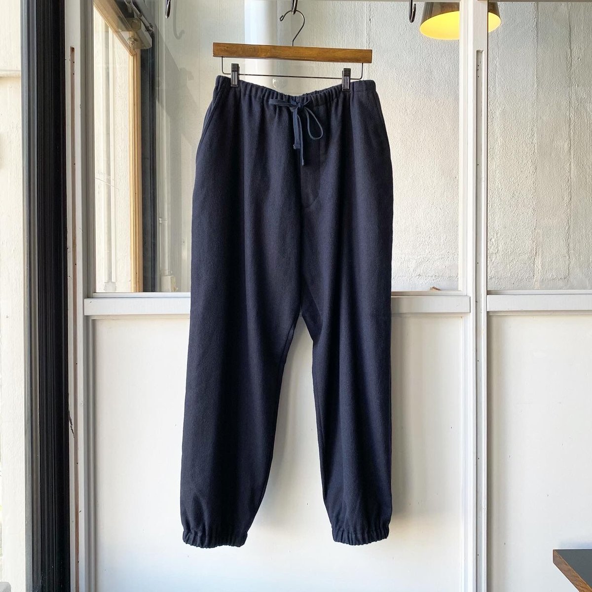 COMOLI カシミヤ ドローストリングパンツ | Less Higashikawa COMOLI カシミヤ ドローストリングパンツ | Less Higashikawa