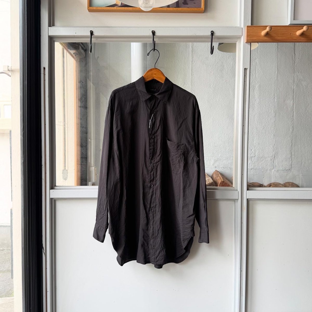 COMOLI シルク製品染 シャツ | Less Higashikawa