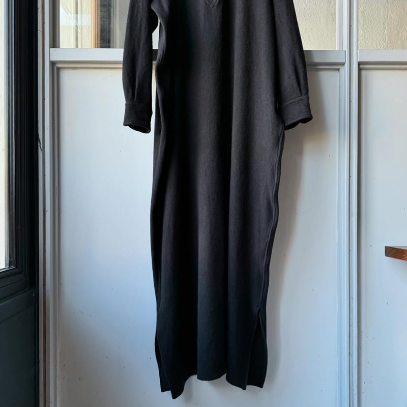 COMOLI 縮絨ウール ハーフジップワンピース | Less Higashikawa