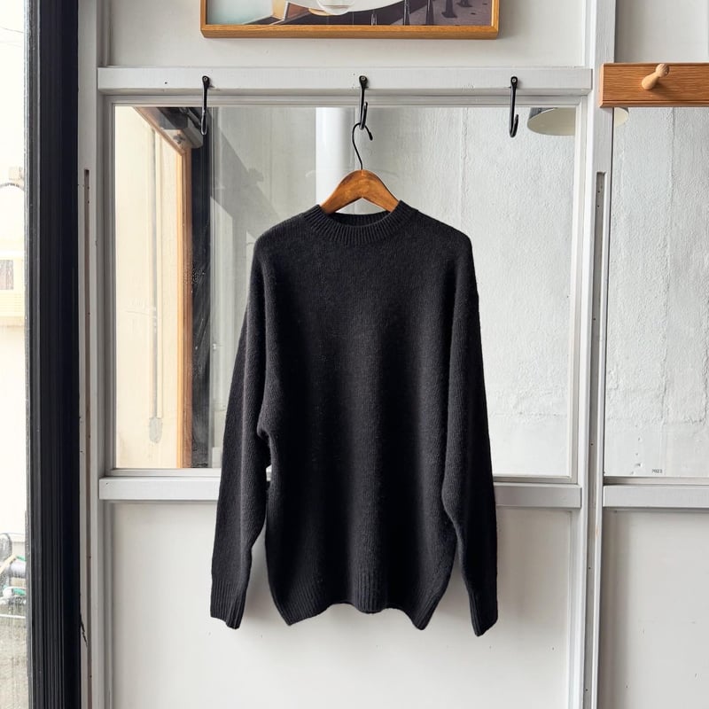 COMOLI カシミヤ製品染 クルーネックニット | Less Higashikawa