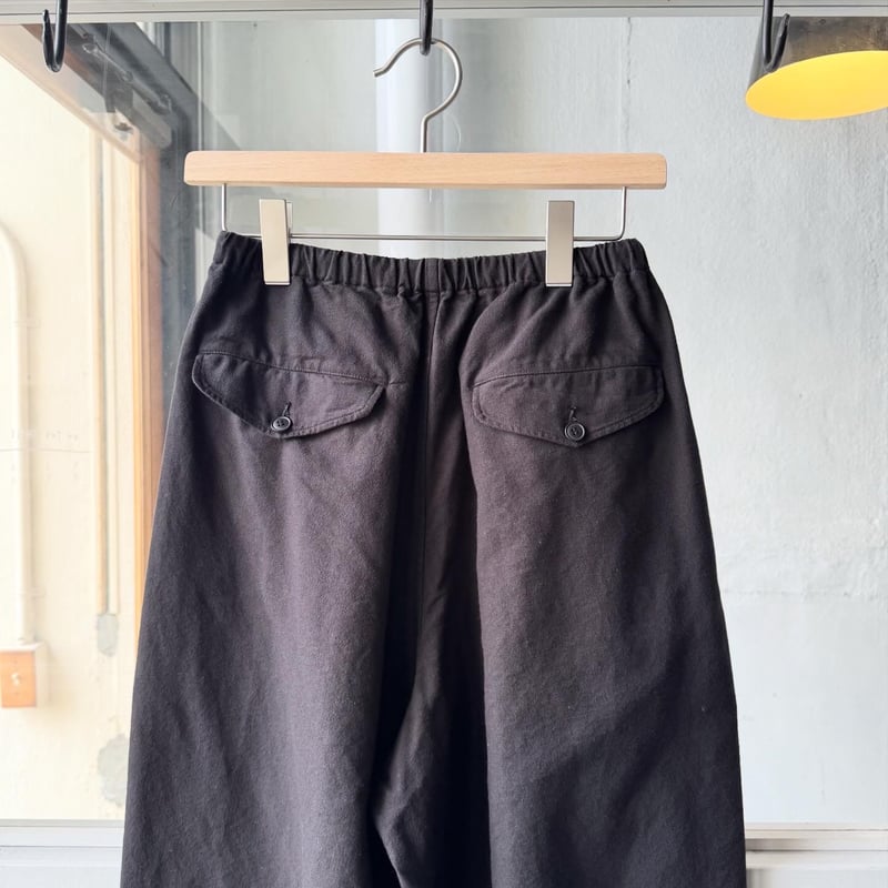 COMOLI コットンダックス テーパードパンツ | Less Higashikawa