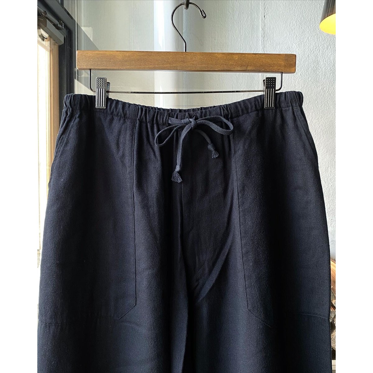 COMOLI シルクネル ドローストリングパンツ | Less Higashikawa COMOLI シルクネル ドローストリングパンツ | Less Higashikawa