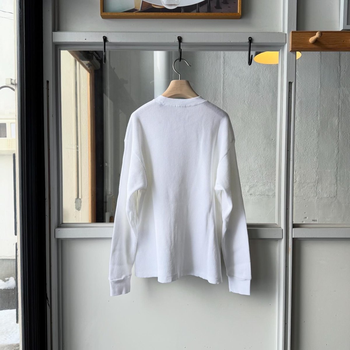 COMOLI コットンワッフル 長袖Tシャツ | Less Higashikawa