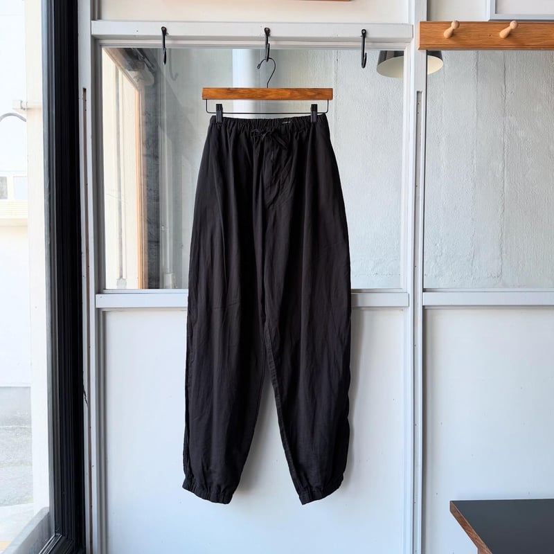 COMOLI KHADIコットン ドローストリングパンツ | Less Higashikawa