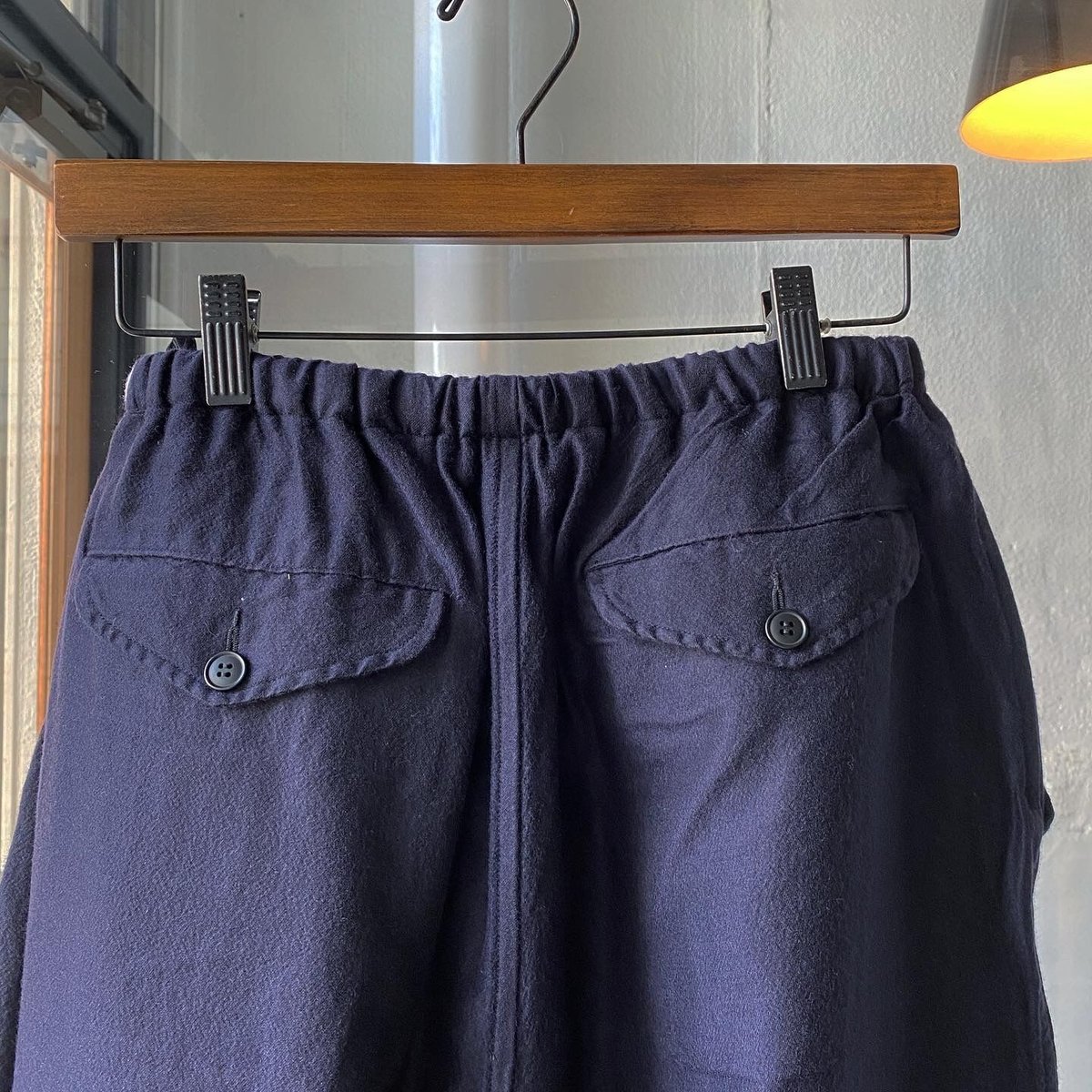 COMOLI ウールシルク ドローストリングパンツ | Less Higashikawa COMOLI ウールシルク ドローストリングパンツ | Less Higashikawa