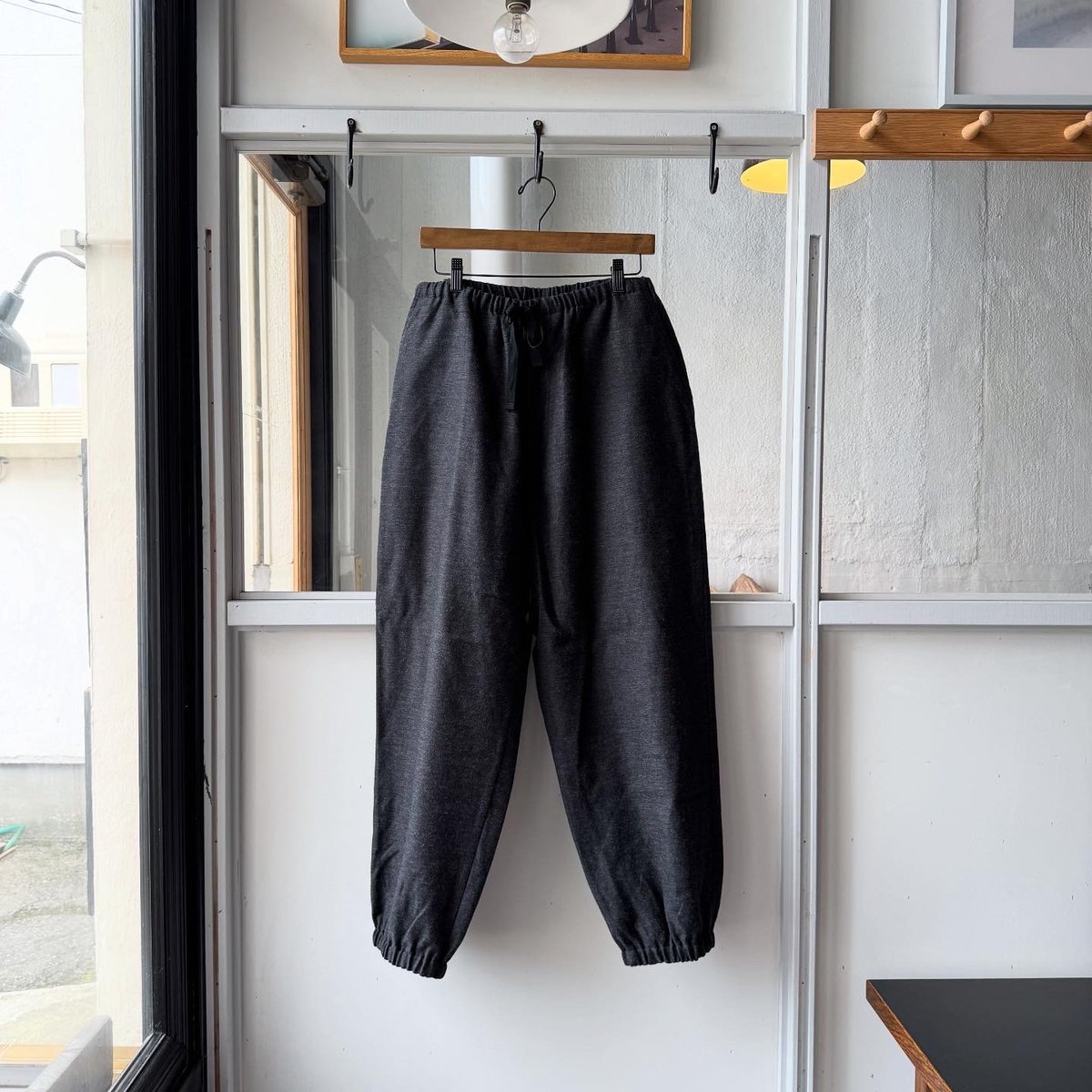 COMOLI カシミヤシルク ドローストリングパンツ | Less Higashikawa