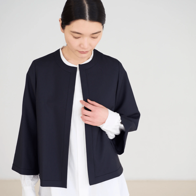 大人気sugar yuu インスタ　ノーカラー半袖ジャケット ネイビー　現行品 fruits of life ウールノーカラージャケット ｜くらすこと公式