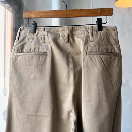 COMOLI　KHAKI チノパンツ