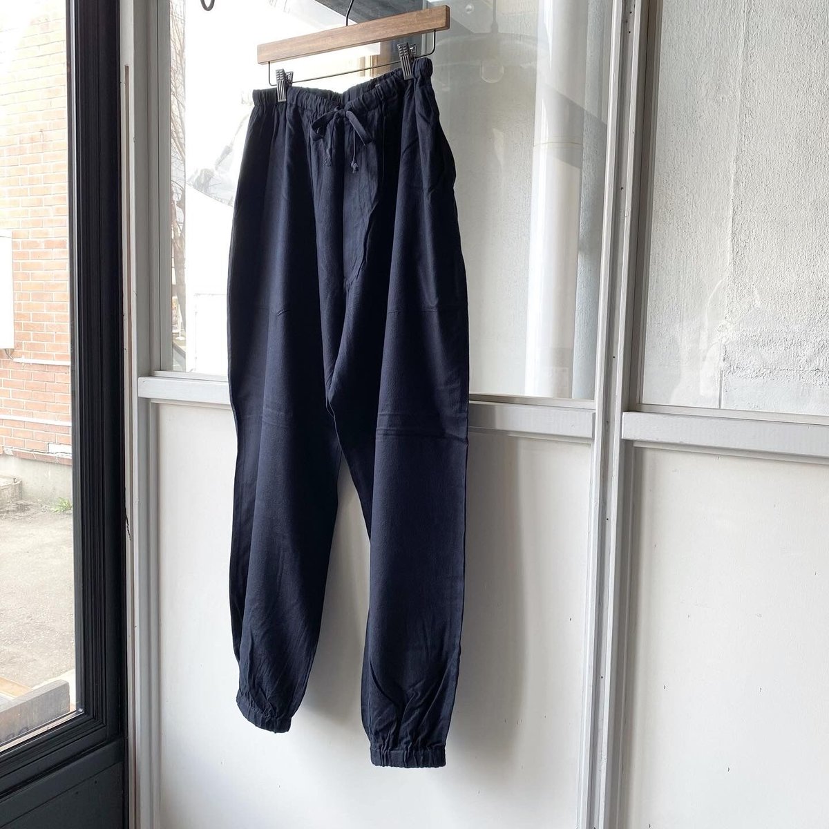 COMOLI シルクネル ドローストリングパンツ | Less Higashikawa COMOLI シルクネル ドローストリングパンツ | Less Higashikawa