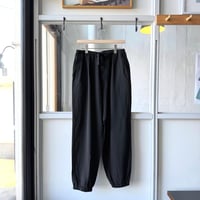 COMOLI　シルクネップ ドローストリングパンツ