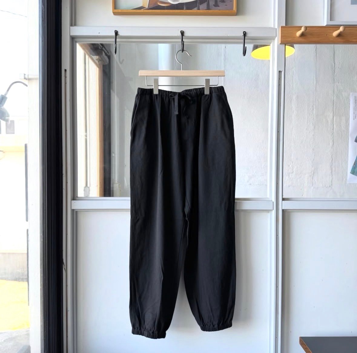 COMOLI シルクネップ ドローストリングパンツ | Less Higashikawa
