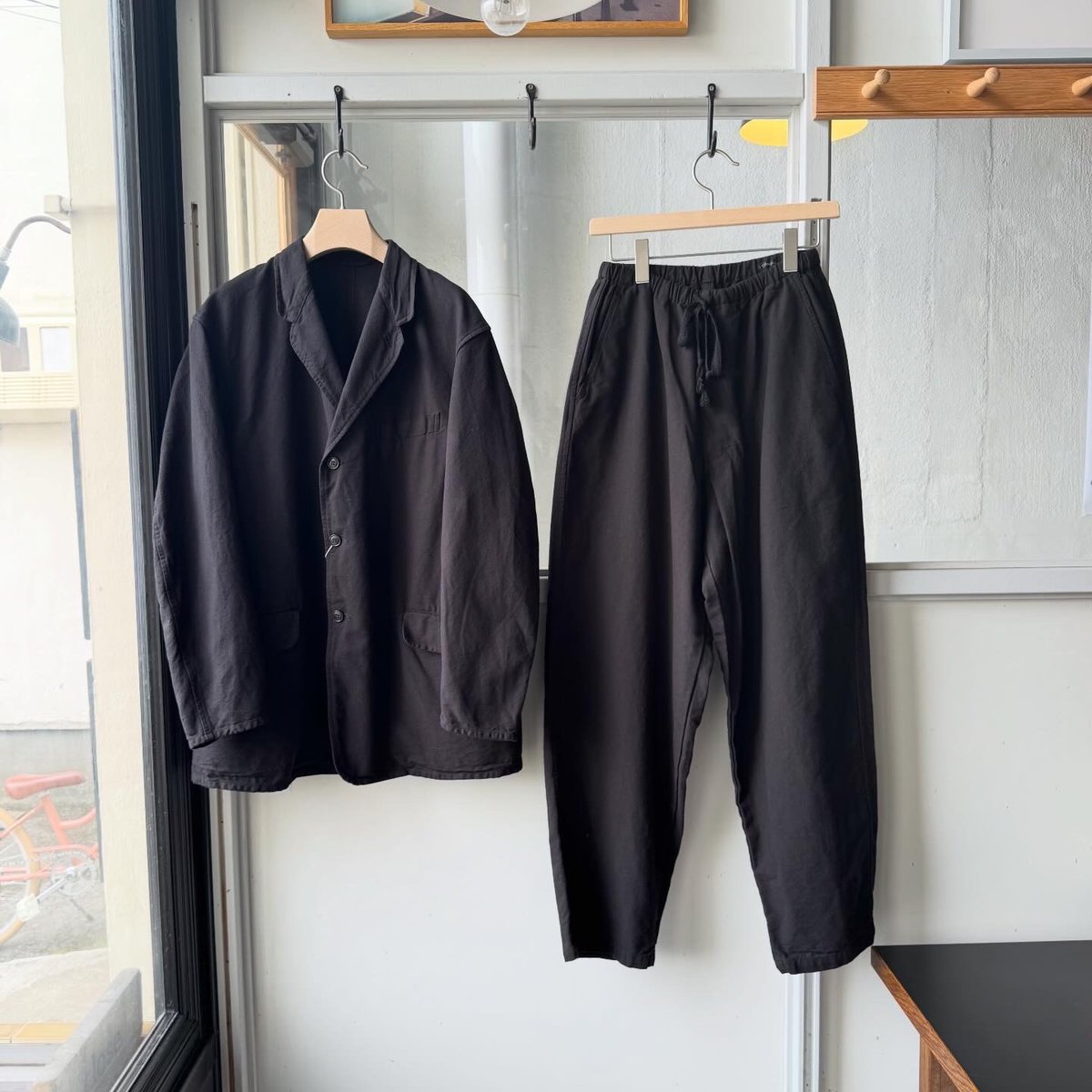 COMOLI コットンダックス テーパードパンツ | Less Higashikawa