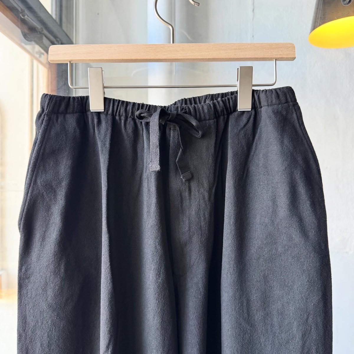 COMOLI シルクネップ ドローストリングパンツ | Less Higashikawa