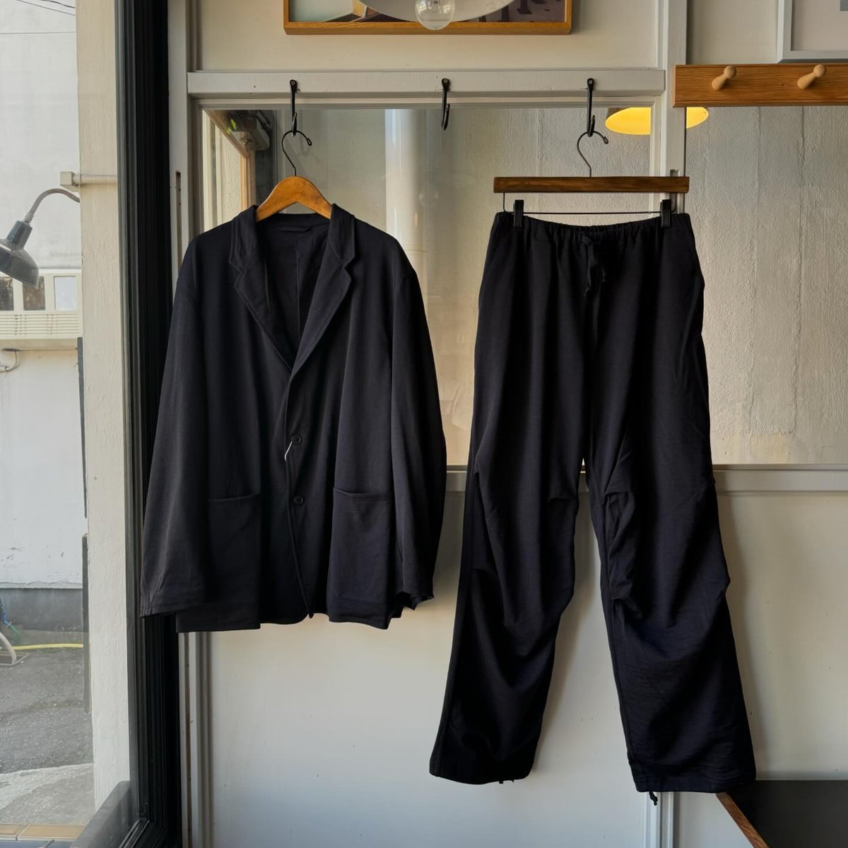 COMOLI ウールニット ニータックパンツ | Less Higashikawa