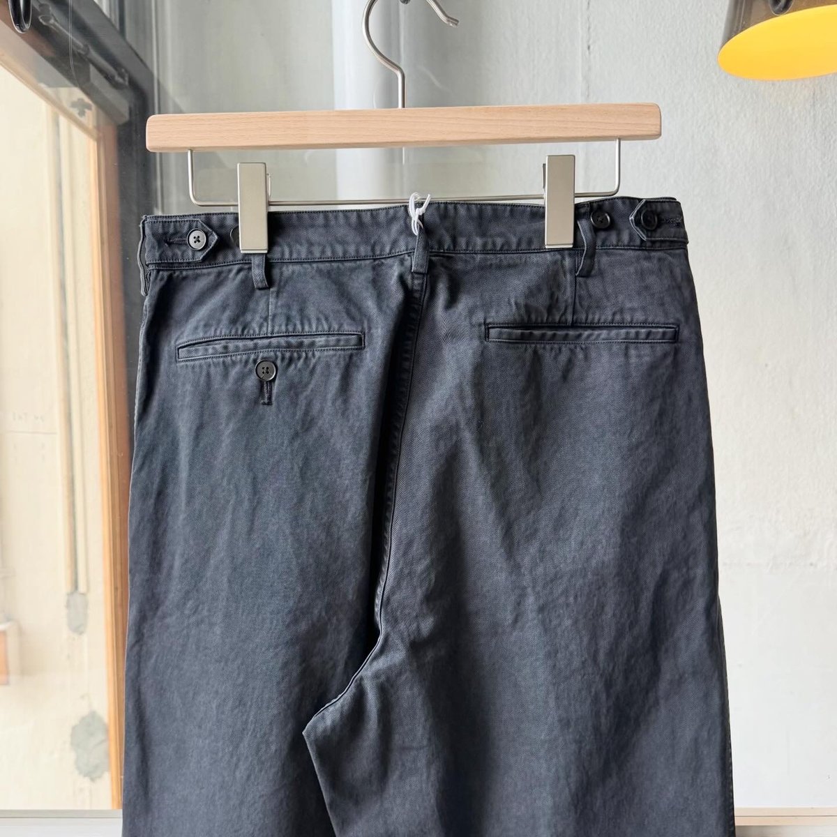 AURALEE GARMENT-DYED FINX LIGHT CHINO ONE-TUCK