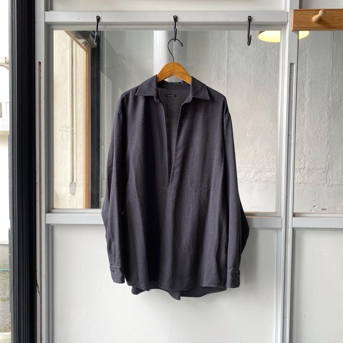 COMOLI ウールビエラ スキッパーシャツ | Less Higashikawa COMOLI ウールビエラ スキッパーシャツ | Less Higashikawa