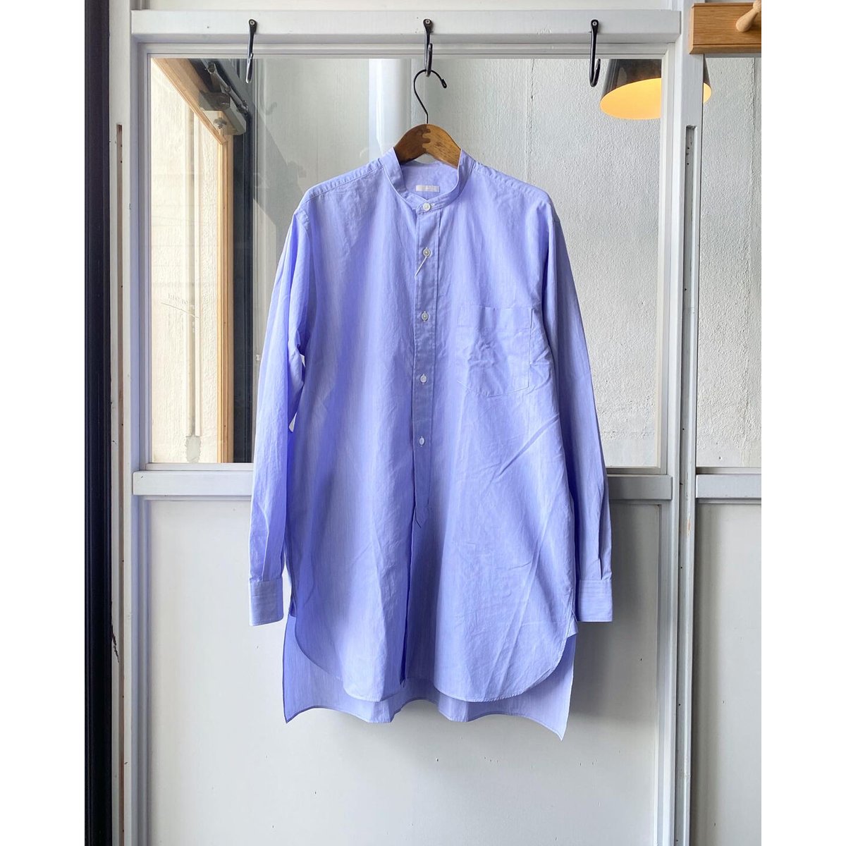 COMOLI バンドカラーシャツ SAX STRIPE | Less Higashikawa