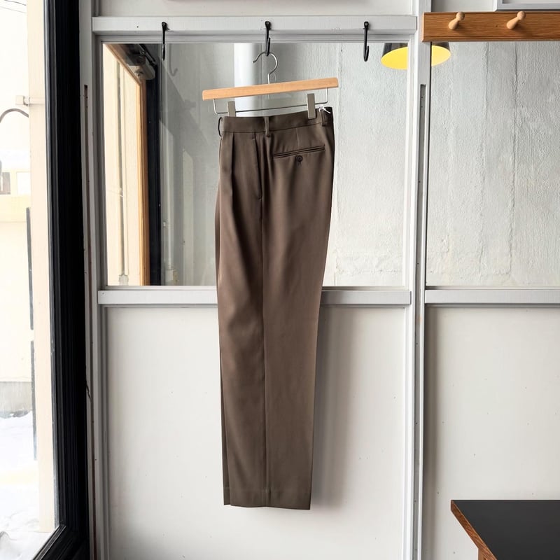 AURALEE LIGHT WOOL MAX GABARDINE TWO-TUCK SLACK