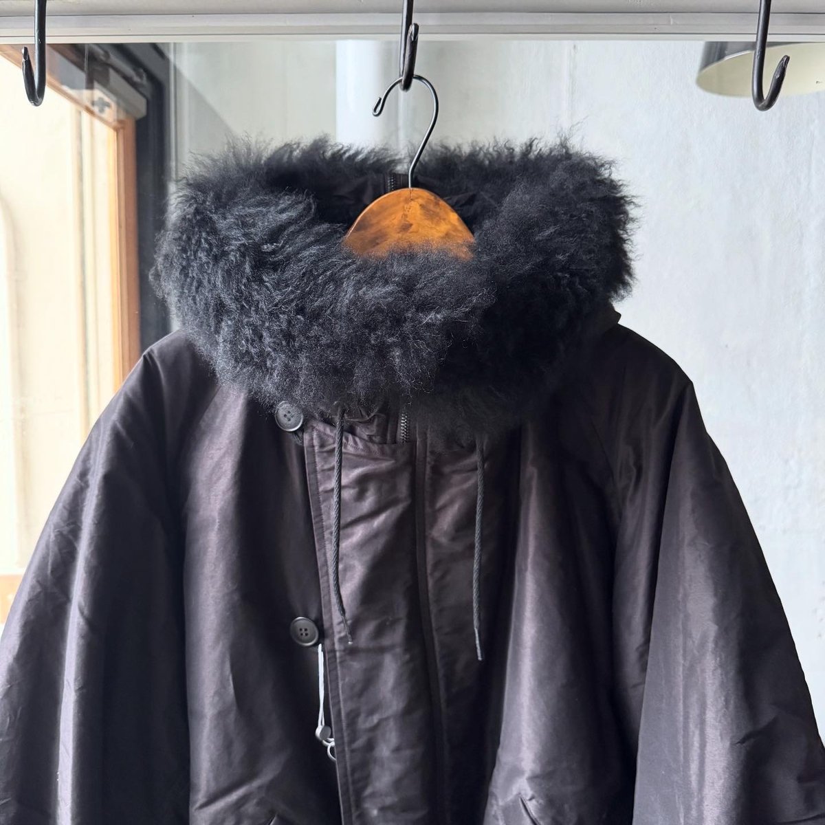 COMOLI コットンシルク ミリタリーフーデッドジャケット | Less