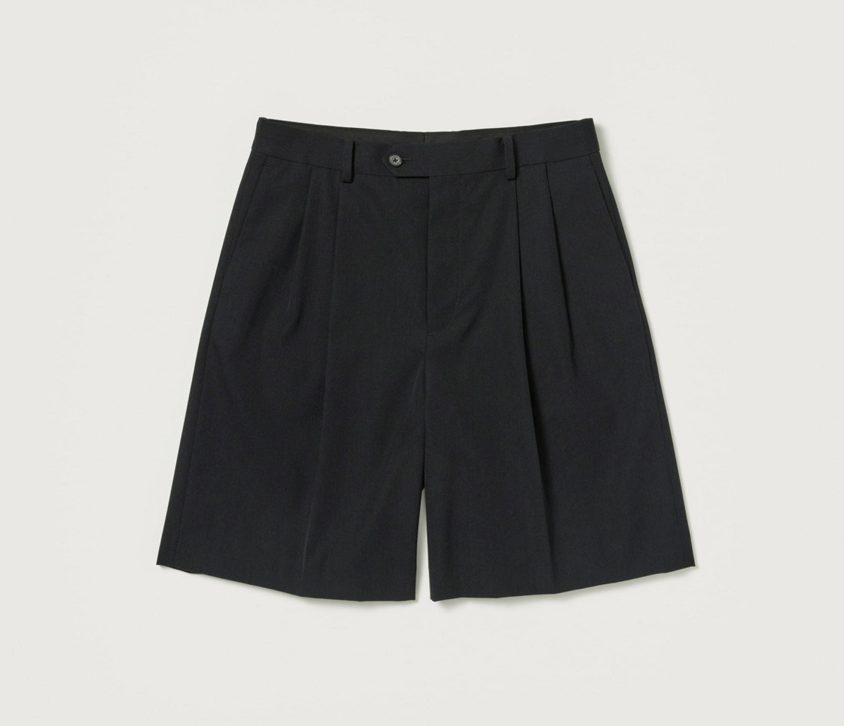 AURALEE LIGHT WOOL MAX GABARDINE SHORTS | Less
